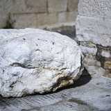 Prima di andare via la nostra guida, Angelo Roncone, ci indica un masso vicino alla piazzetta. �Quel macigno "racconta" l'ennesima leggenda di questo luogo - conclude Angelo - quella di "Annina della pietra": una signora che nei primi anni del 900 si sedeva ogni sera qui, in attesa che il marito pescatore tornasse da lei, a Santo Spirito�